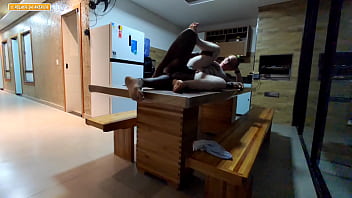 Garota tranza sexo com o seu p4d4str0 enquanto sua m4m4e faz afazeres domesticos