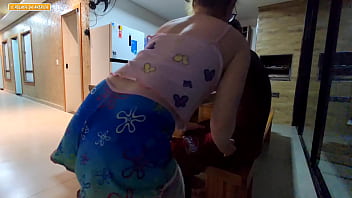 Garota tranza sexo com o seu p4d4str0 enquanto sua m4m4e faz afazeres domesticos