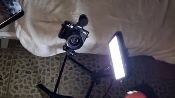 Amici in vacanza mi faccio filmare dalla mia amica mentre giro un video che mi sego cazzo duro schiumoso e pisciata in pubblico