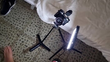 Amici in vacanza mi faccio filmare dalla mia amica mentre giro un video che mi sego cazzo duro schiumoso e pisciata in pubblico