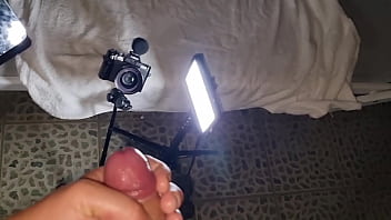 Amici in vacanza mi faccio filmare dalla mia amica mentre giro un video che mi sego cazzo duro schiumoso e pisciata in pubblico