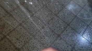 Amici in vacanza mi faccio filmare dalla mia amica mentre giro un video che mi sego cazzo duro schiumoso e pisciata in pubblico