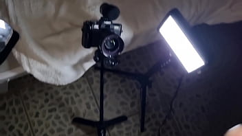 Amici in vacanza mi faccio filmare dalla mia amica mentre giro un video che mi sego cazzo duro schiumoso e pisciata in pubblico