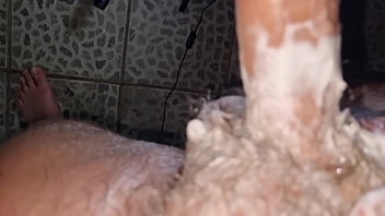 Amici in vacanza mi faccio filmare dalla mia amica mentre giro un video che mi sego cazzo duro schiumoso e pisciata in pubblico