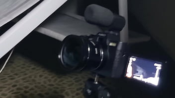 Amici in vacanza mi faccio filmare dalla mia amica mentre giro un video che mi sego cazzo duro schiumoso e pisciata in pubblico