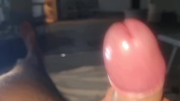 Amici in vacanza mi faccio filmare dalla mia amica mentre giro un video che mi sego cazzo duro schiumoso e pisciata in pubblico