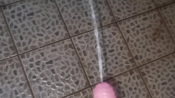 Amici in vacanza mi faccio filmare dalla mia amica mentre giro un video che mi sego cazzo duro schiumoso e pisciata in pubblico