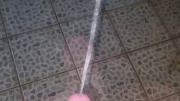 Amici in vacanza mi faccio filmare dalla mia amica mentre giro un video che mi sego cazzo duro schiumoso e pisciata in pubblico