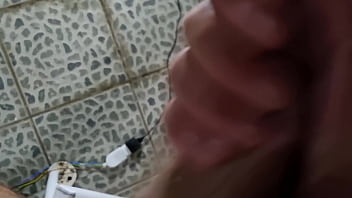 Amici in vacanza mi faccio filmare dalla mia amica mentre giro un video che mi sego cazzo duro schiumoso e pisciata in pubblico