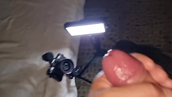 Amici in vacanza mi faccio filmare dalla mia amica mentre giro un video che mi sego cazzo duro schiumoso e pisciata in pubblico