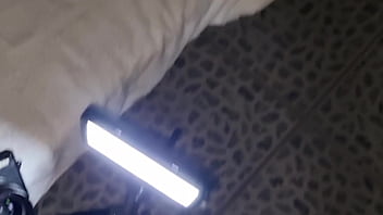 Amici in vacanza mi faccio filmare dalla mia amica mentre giro un video che mi sego cazzo duro schiumoso e pisciata in pubblico