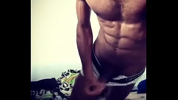 Negro rpludo se masturbando