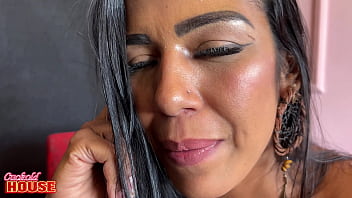 Ela veio foder na cuckold house e ligou para o corno manso avisando que chegou