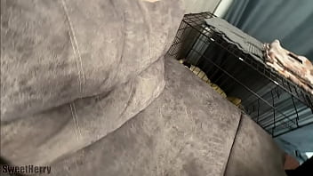 Девушка в рваных кожаных леггинсах садится на мой член и просит кончить ей на задницу