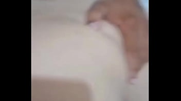 Meu amigo meteu a mão dentro do cu da minha esposa