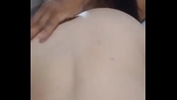 Meu amigo meteu a mão dentro do cu da minha esposa