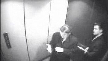 Petite pipe dans l'ascenseur