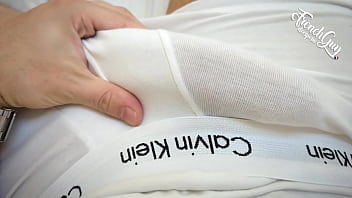 Mec français se branle & ejac sur la culotte de sa demi soeur roleplay & mots crus