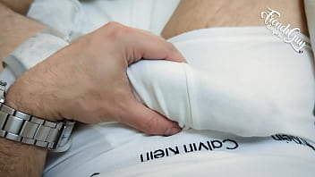 Mec français se branle & ejac sur la culotte de sa demi soeur roleplay & mots crus