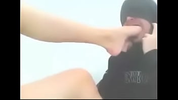 Lambendo pezinho no quarto