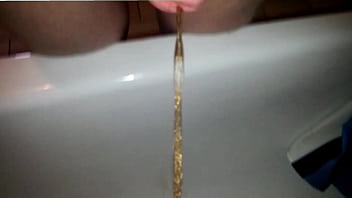 Eingefüllt und raus aus dem schwanz gepinkelt in die wanne