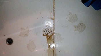 Eingefüllt und raus aus dem schwanz gepinkelt in die wanne