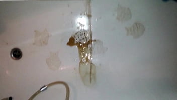 Eingefüllt und raus aus dem schwanz gepinkelt in die wanne