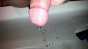 Eingefüllt und raus aus dem schwanz gepinkelt in die wanne