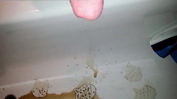 Eingefüllt und raus aus dem schwanz gepinkelt in die wanne