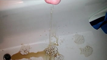 Eingefüllt und raus aus dem schwanz gepinkelt in die wanne