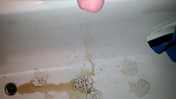 Eingefüllt und raus aus dem schwanz gepinkelt in die wanne
