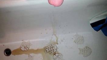 Eingefüllt und raus aus dem schwanz gepinkelt in die wanne