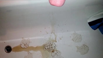 Eingefüllt und raus aus dem schwanz gepinkelt in die wanne