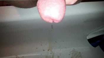 Eingefüllt und raus aus dem schwanz gepinkelt in die wanne