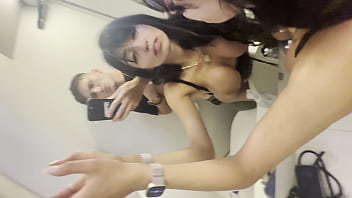 Le enseñé la polla en pleno vuelo y acabamos follando duro en el baño del avión