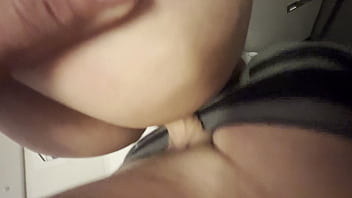 Le enseñé la polla en pleno vuelo y acabamos follando duro en el baño del avión