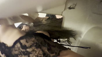 Le enseñé la polla en pleno vuelo y acabamos follando duro en el baño del avión