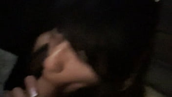 Le enseñé la polla en pleno vuelo y acabamos follando duro en el baño del avión