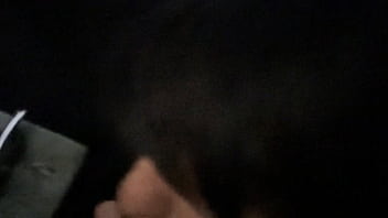 Le enseñé la polla en pleno vuelo y acabamos follando duro en el baño del avión