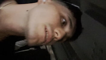 Le enseñé la polla en pleno vuelo y acabamos follando duro en el baño del avión