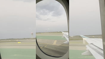 Le enseñé la polla en pleno vuelo y acabamos follando duro en el baño del avión