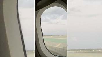 Le enseñé la polla en pleno vuelo y acabamos follando duro en el baño del avión