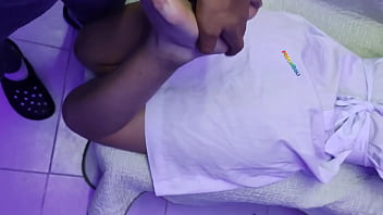 Colegiala tan solo 18 añitos es llenada de leche por su maestro antes de ir a la escuela video casero real amateur