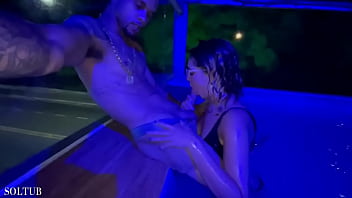 Atris pornô é expulsa de tabacaria após gravar vídeo transnado na picina