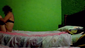 Me llevo a la casada a una cabaña para detonarla clip