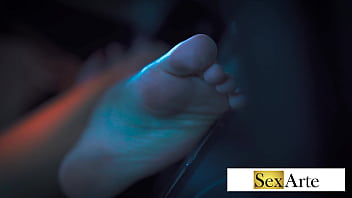 Brincando com a buceta da puta casada no motel