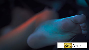 Brincando com a buceta da puta casada no motel