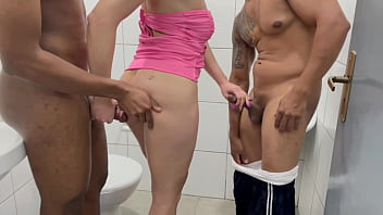 Comendo a secretaria do escritorio no banheiro da firma