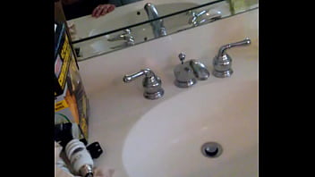 Mamando verga en el baño