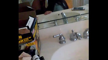 Mamando verga en el baño